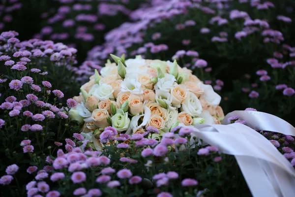 Bouquet de mariage sur prairie fleurie — Photo