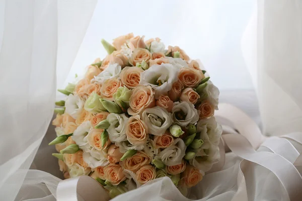 Bouquet da sposa su bianco — Foto Stock