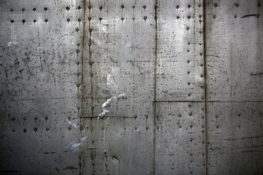 Metal plakalar perçin ile monte 