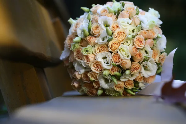 Ramo de boda en banco de madera — Foto de Stock