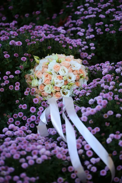 Bouquet de mariage sur prairie fleurie — Photo