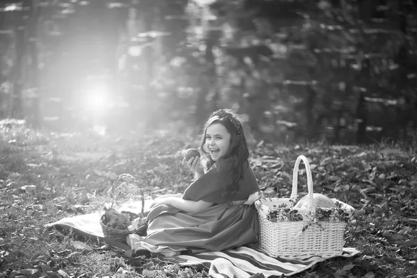 Черно-белое фото девушки на пикнике — стоковое фото