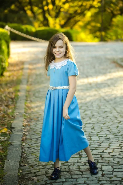 Niña en vestido azul — Foto de Stock