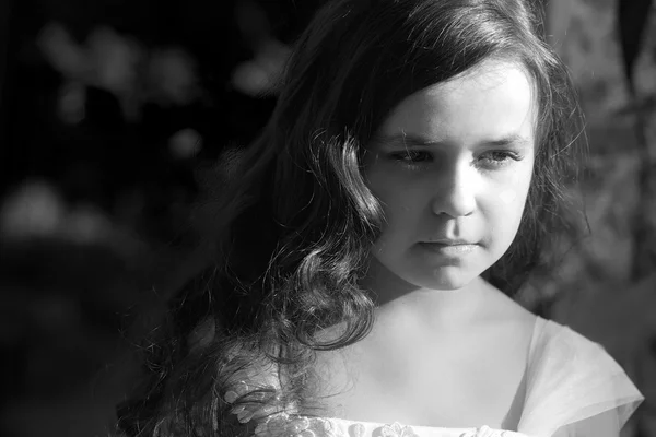 Komoly kislány portréja — Stock Fotó