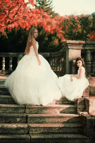 Винтажное фото красивой невесты с девушкой — стоковое фото