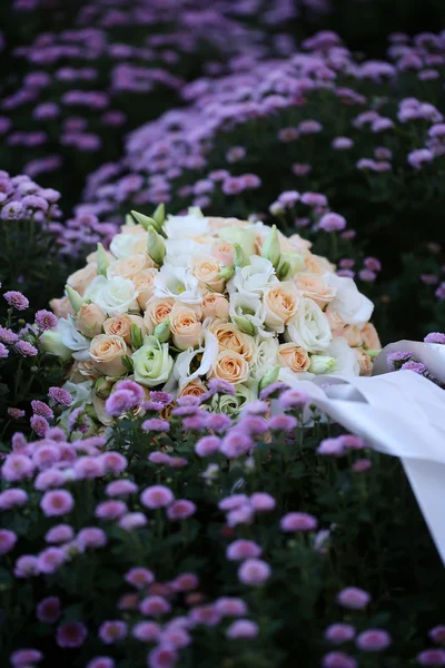 Ramo de boda en el prado florido — Foto de Stock