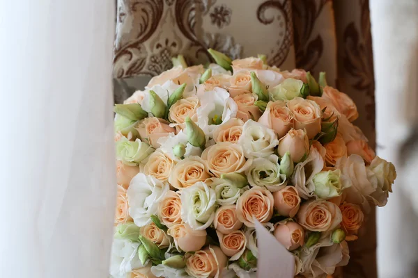 Bouquet da sposa sopra la tenda — Foto Stock