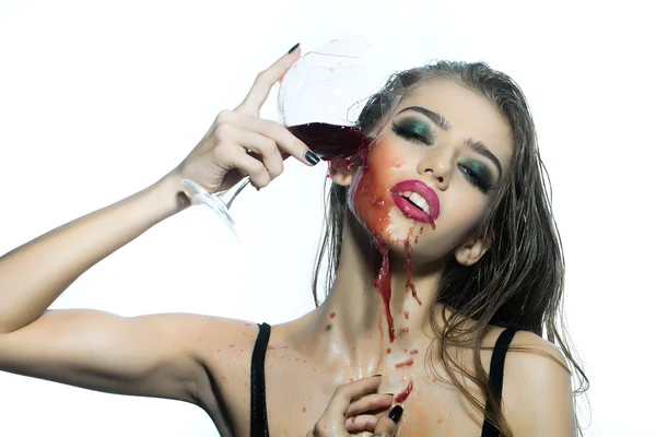 Γυναίκα ρίχνει κόκκινο κρασί — Φωτογραφία Αρχείου
