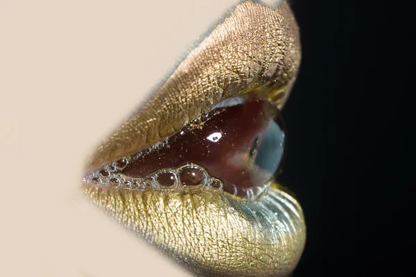 Weibliche Lippen mit Blase — Stockfoto