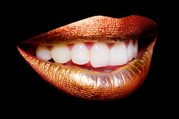 Labios dorados sobre negro — Foto de Stock