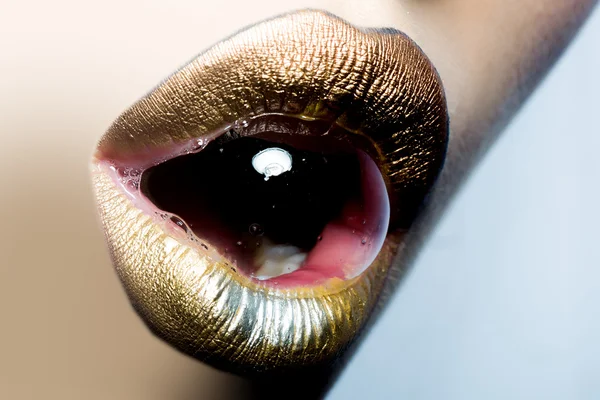 Labios femeninos con burbuja — Foto de Stock