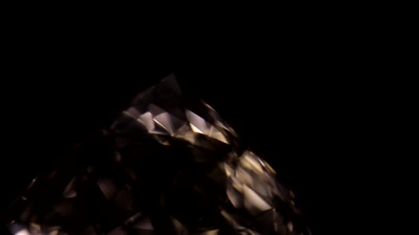美しい貴重なダイヤモンドブリリアント輝き、黒い背景ラインストーンに彼の顔のきらめき — ストック動画
