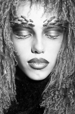 Makyaj perukla kadında