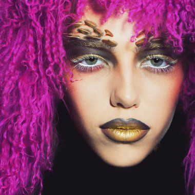 Menekşe peruk kadında