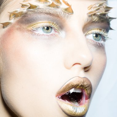 Balonun ağız içinde kadınla