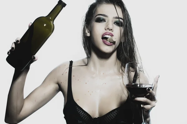 Kobieta z butelką wina i szklanką — Zdjęcie stockowe