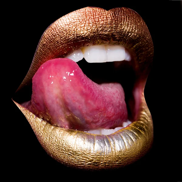 Labios con lengua sobre negro —  Fotos de Stock