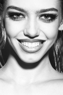 gülümseyen güzel kadın