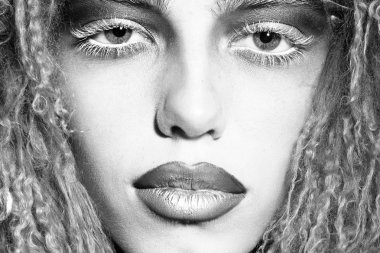 Makyaj perukla kadında