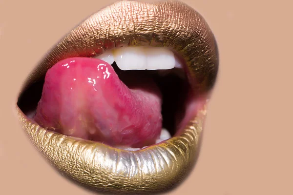 Labios con lengua en beige — Foto de Stock