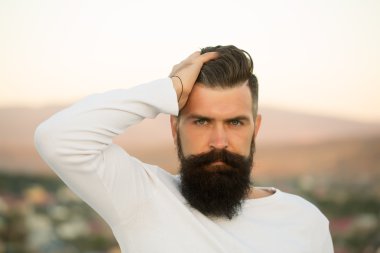 Sakallı adam açık