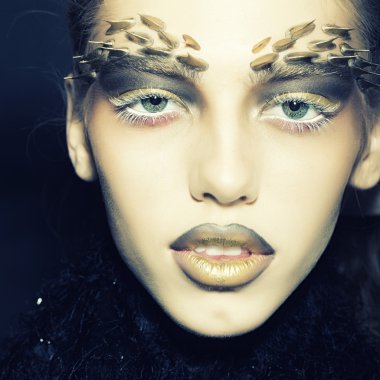 Thorn altın kadın makyaj