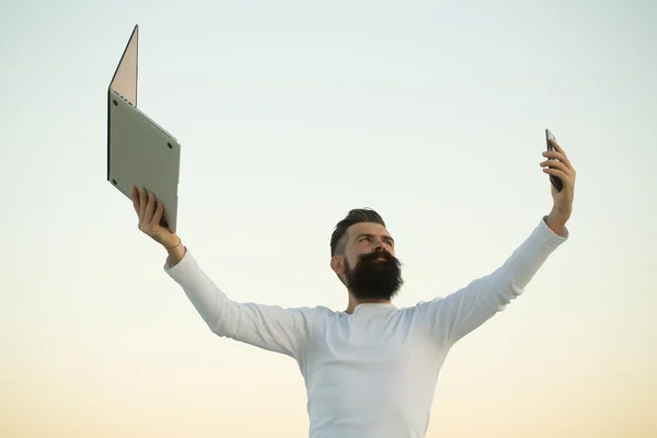 Man with phone and laptop — Stock Photo, Image