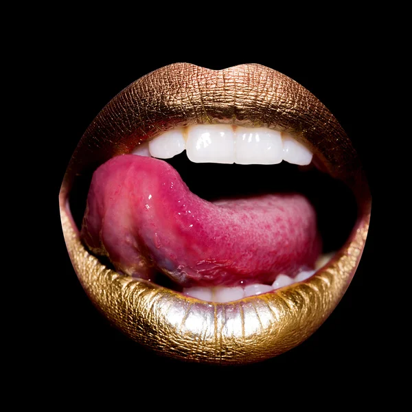 Lippen met tong op zwart — Stockfoto