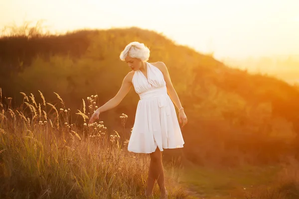 Femme marchant au coucher du soleil — Photo