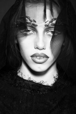 Kadın siyah dantel örtü