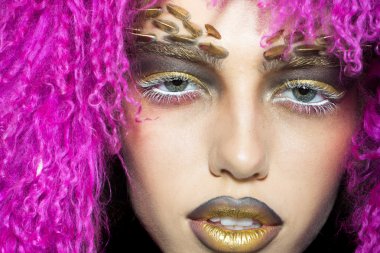 Menekşe peruk kadında