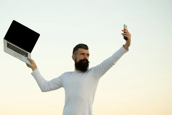 Hombre con teléfono y portátil —  Fotos de Stock