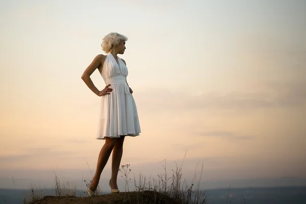 Жінка в білому платті на відкритому повітрі — стокове фото