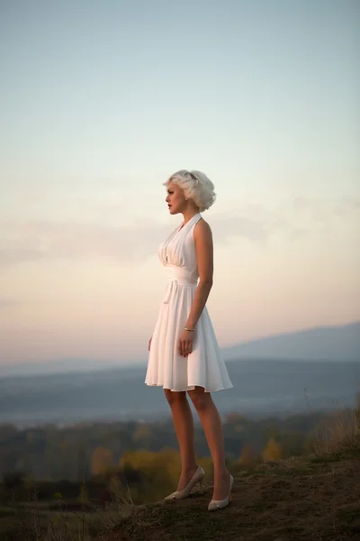 女人穿白色连衣裙户外 — 图库照片