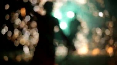 bir ateş gösterisi, çok renkli bokeh çok dans inanılmaz güzel ince kız