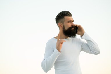 Cep telefonu olan adam.