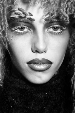 Makyaj perukla kadında