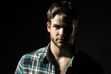 Yakışıklı genç adam.