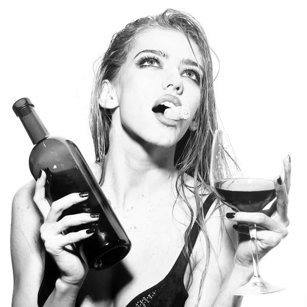 Γυναίκα με μπουκάλι κρασί και γυαλί — Φωτογραφία Αρχείου