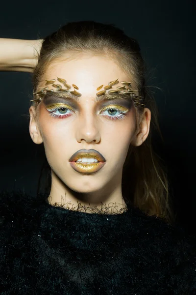 Thorn gyldne kvindelige makeup - Stock-foto
