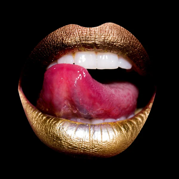 Labios con lengua sobre negro —  Fotos de Stock