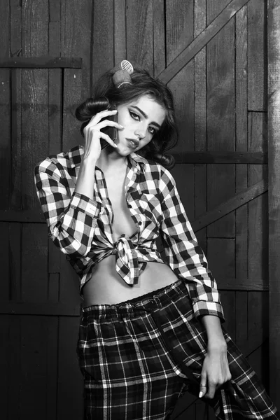 Menina na moda com telefone — Fotografia de Stock