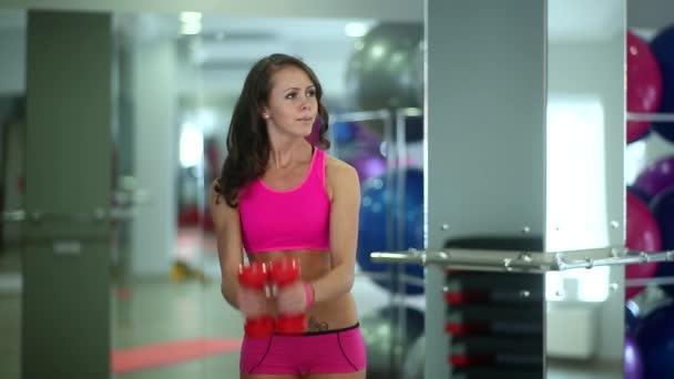 Jonge aantrekkelijke sexy meisje erotische zucht en doet oefening met halters op zoek weg, spannende bekijken, sport opleiding, een prachtige naakte lichaam, fitness vrouw uit te werken in de sportschool — Stockvideo