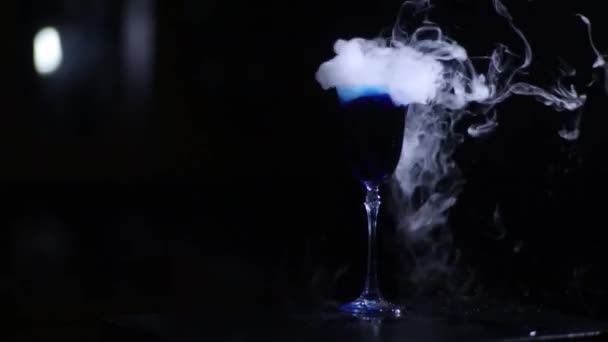 Boire dans un verre de bouillonnement et fumer une belle brume — Video