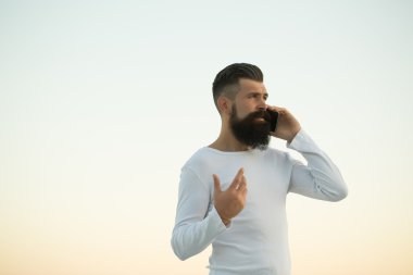 Cep telefonu olan adam.