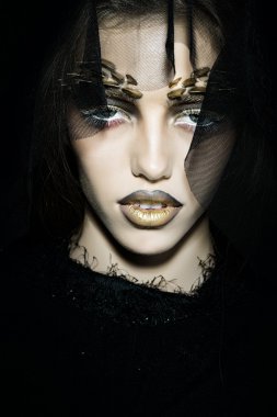 Kadın siyah dantel örtü