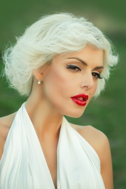 Şehvetli sarışın portre