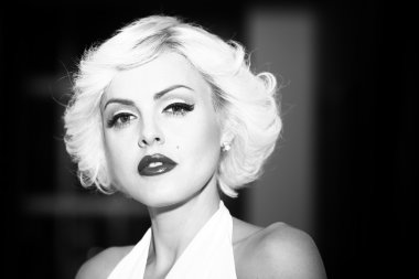 Cinsel genç sarışın