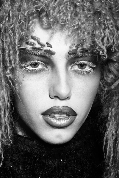 Makyaj perukla kadında