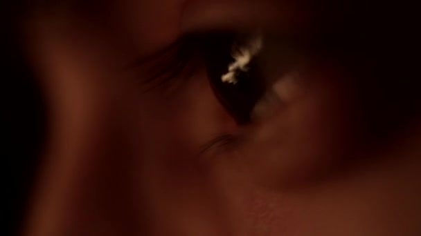 reflet des flammes dans l "œil de l'homme 